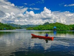 8 Danau Terindah di Indonesia, Pemandangan Alamnya Eksotis