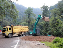 Polisi tindak tegas pengendara yang paksa masuk jalur Lembah Anai