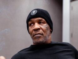 Mike Tyson Ambruk di Dalam Pesawat, Pertarungan Lawan Jake Paul Batal?