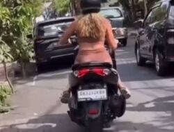 Viral! Bule Berambut Pirang Ini Lakukan Twerking di Atas Motor, Netizen: Menjijikkan