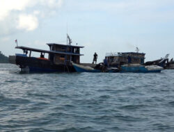 Bakamla RI tangkap tiga kapal penambang pasir laut di Karimun