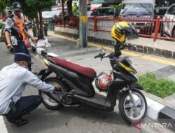 Parkir sembarangan, petugas cabut pentil pesepeda motor