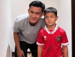 Idolakan Pratama Arhan, Anak Nia Ramadhani Tegang saat Foto Bareng