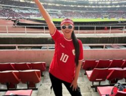 Jadi Penggemar Berat Timnas Sepakbola Indonesia, Fitri Carlina Prihatin Kelakuan Fans Bar-Bar