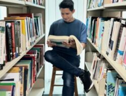 8 Artis Pria Indonesia yang Lulus S-2, Terbaru Chand Kelvin