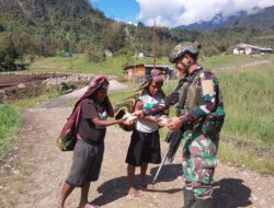 Satgas TNI Habema bagikan makanan kepada masyarakat Sinak