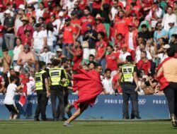 Gol Dianulir, Fans Serbu Lapangan dan Kekesalan Lionel Messi