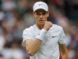 Jannik Sinner Berkelit usai Dikalahkan Daniil Medvedev di Perempat Final Wimbledon 2024