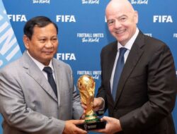 Ketemu Presiden FIFA di Paris, Prabowo Diberi Replika Trofi Piala Dunia