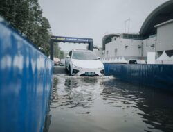 Kiat mengendarai mobil listrik secara aman dalam berbagai kondisi